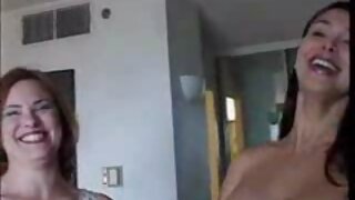 Maman chic devient coquine dans une vidéo porno amateur. Elle fait une pipe avant de se faire défoncer en missionnaire. Plus tard, elle se fait baiser en levrette.